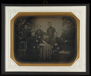 (Portret van zes jongens in militaire schooluniformen met hun rector aan Beaulieu) door Jean Gabriel Eynard